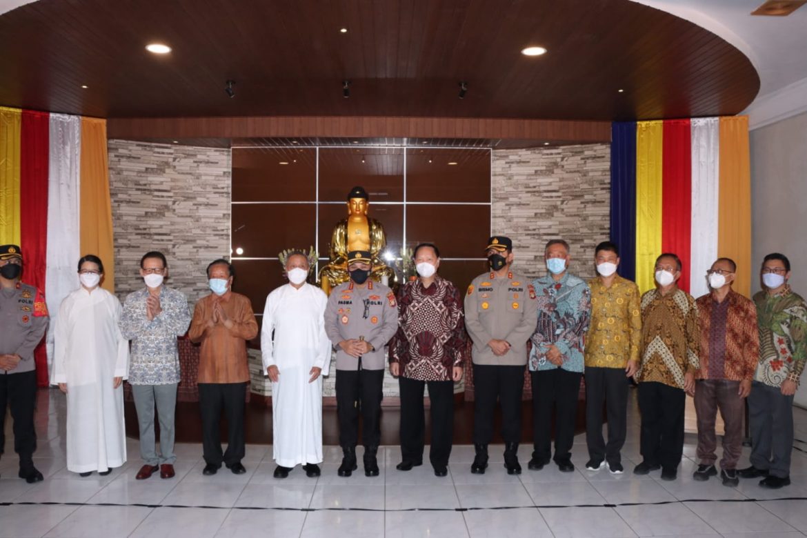 Jajaran Polres Metro Jakarta Barat Mengerahkan Ratusan Personil Untuk Menjaga 27 Wihara
