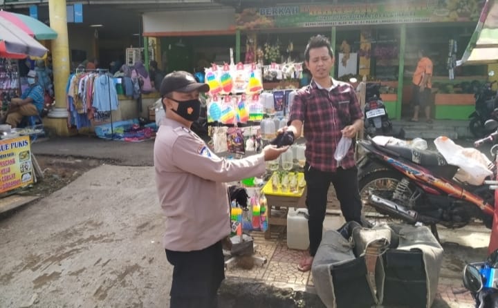 Upaya Pencegahan di Saat Pandemi Covid Polsek Banjar Setiap Harinya Bagikan 50 Masker Secara Gratis