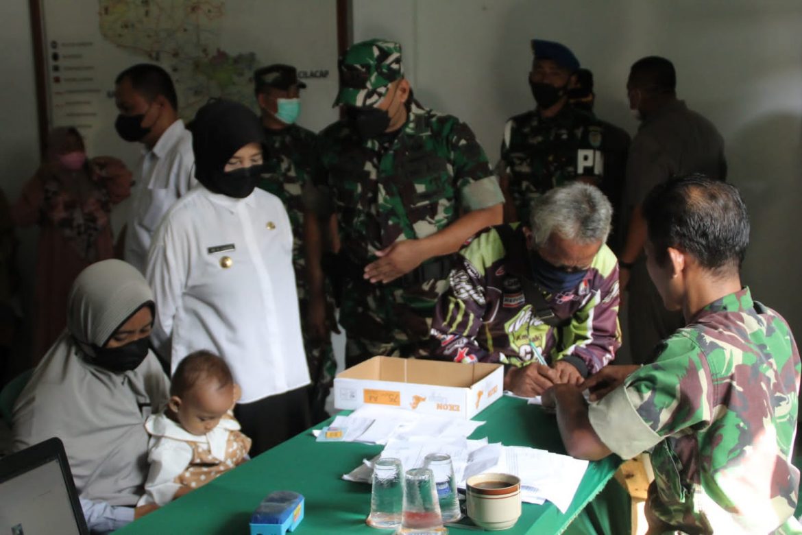 Kodim 0613/ Ciamis Salurkan Bantuan Kepada 14 Ribu Pedagang Kaki Lima di Kota Banjar dan Pangandaran