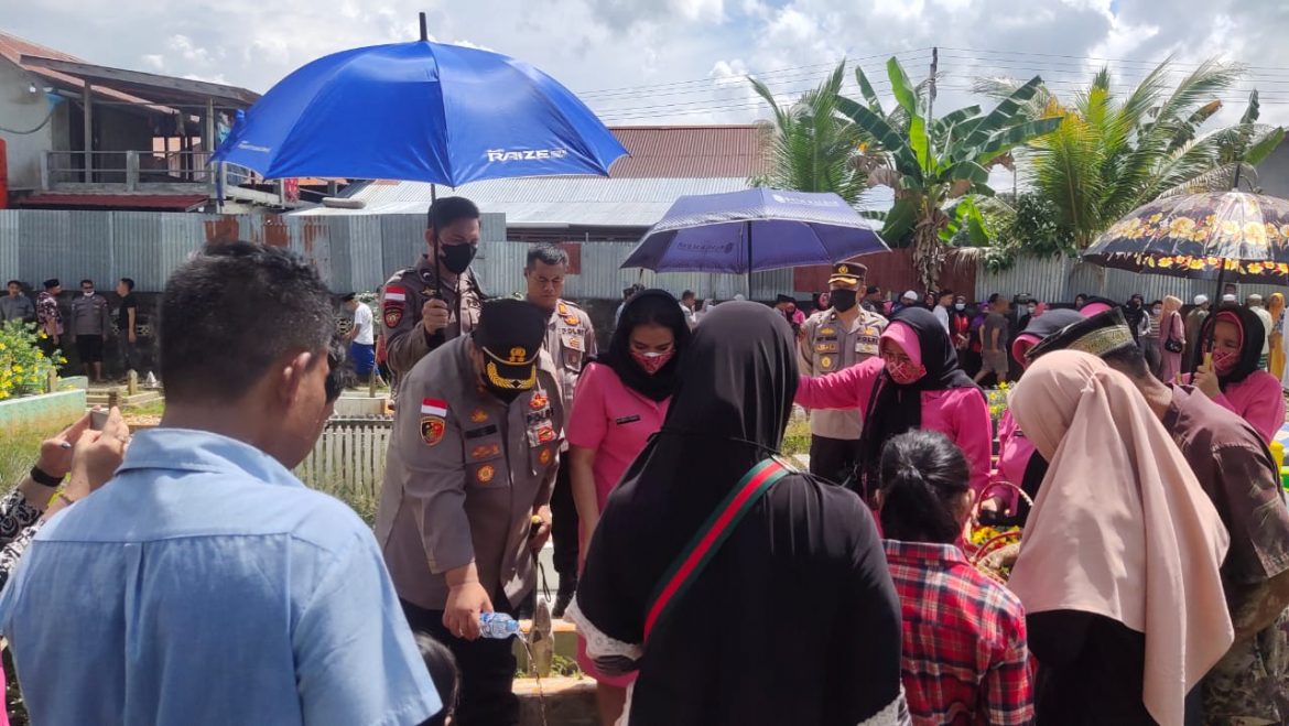 Kapolres Kapuas Hulu Hadiri Pemakaman Ketua Bhayangkari Ranting Embaloh Hulu
