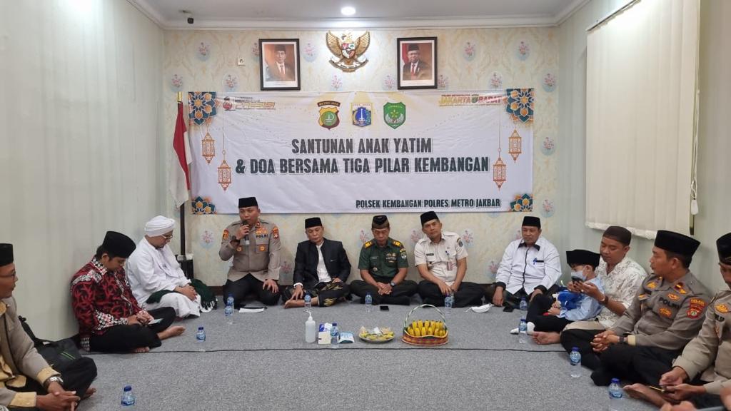 Polsek Kembangan bersama Tokoh Agama, Tokoh Pemuda dan 3 Pilar Mengadakan Santunan Anak Yatim dan Doa Bersama