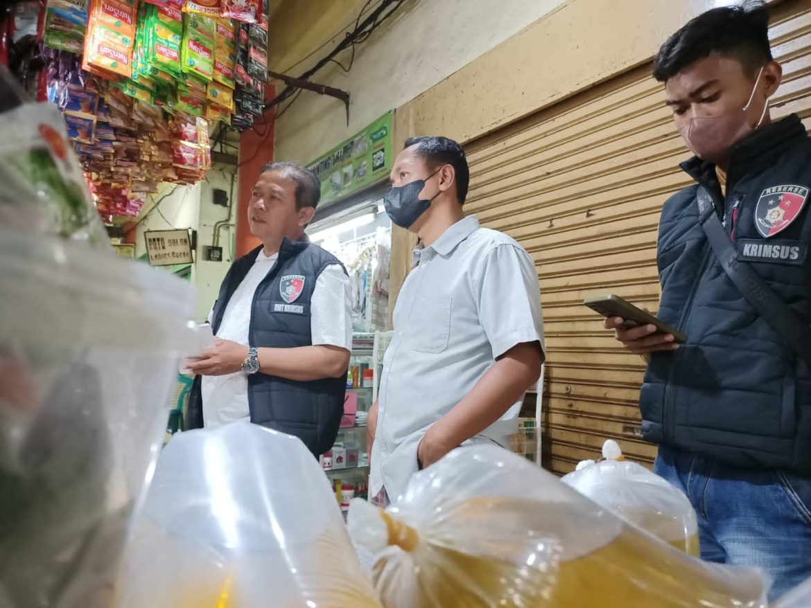 Pastikan Stock Persediaan Sembako dan Minyak Goreng Polisi Sidak Sejumlah Pasar di Jakarta Barat