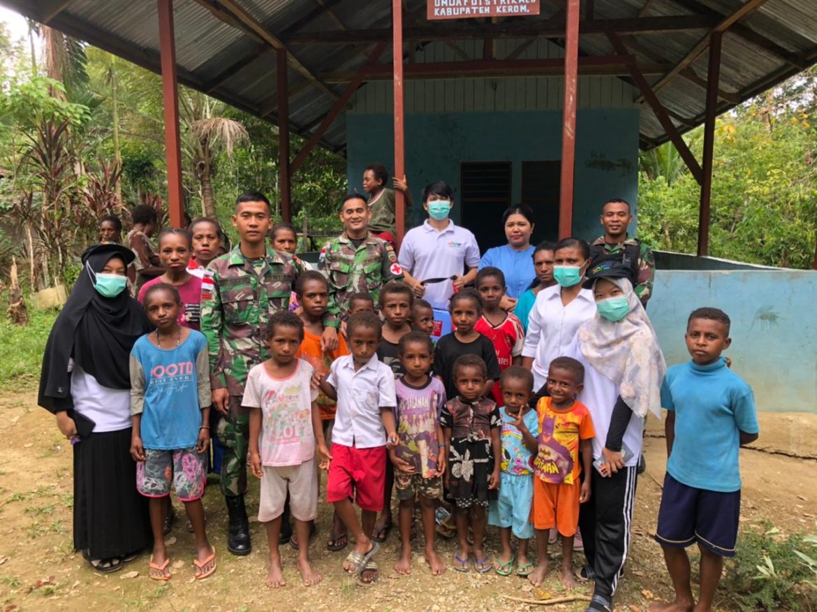 SATGAS YONIF 126/KC BANTU PEMBERIAN IMUNISASI CAMPAK KEPADA BALITA DI WILAYAH PERBATASAN PAPUA