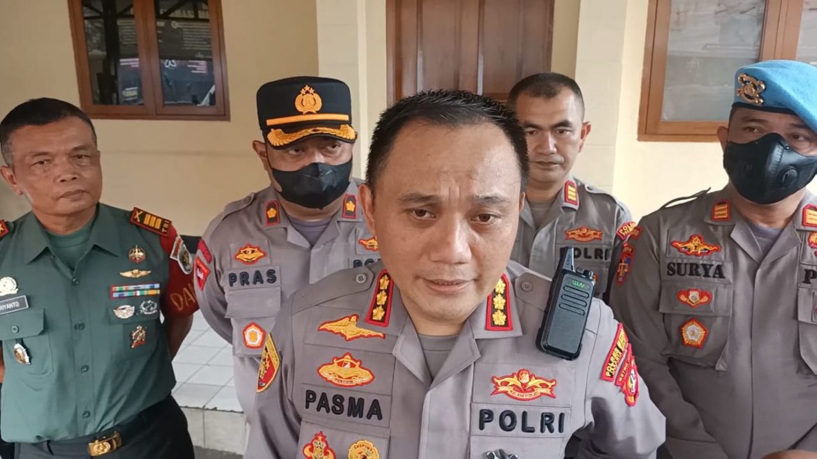 Polres Metro Jakarta Barat Menerjunkan Sekira 301 Personel Di Untuk Melakukan Pengamanan Di 151 Gereja Dalam Rangka Ibadah kenaikan Isa Al Masih