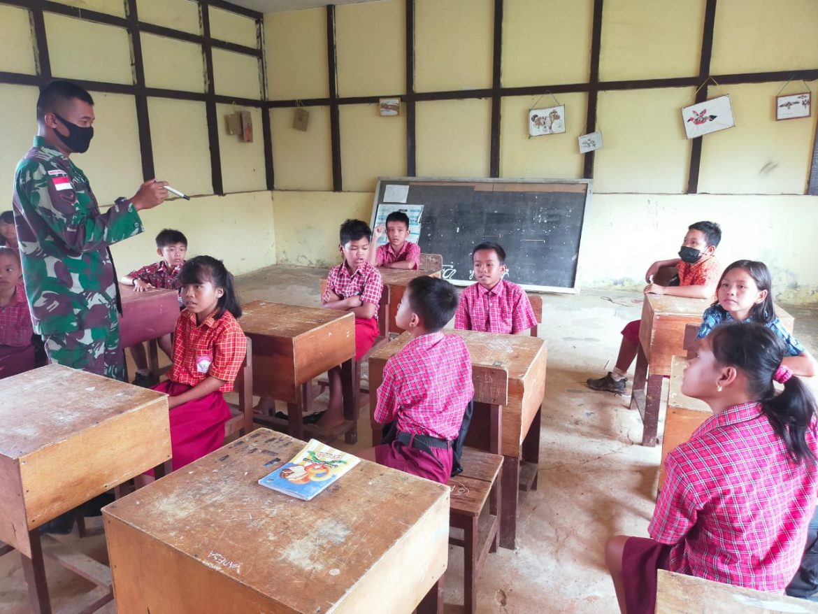 Cerdaskan Anak Bangsa Anggota Satgas Gadik Bahasa Inggris di SDN 02 Perbatasan
