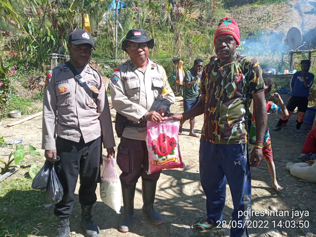 Rasa Simpatisan Serta Bantuan Satgasres Binmas Ops Noken Sambangin Tokoh Pemuda, Belasungkawa