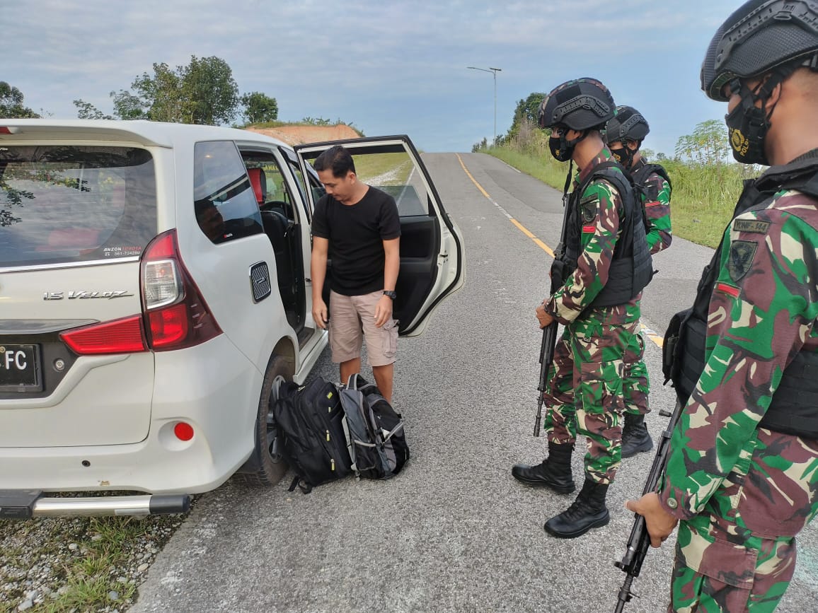 Cegah Kegiatan Illegal Anggota Satgas Yonif 144/JY Laksanakan Sweeping di Jalan Raya Perbatasan