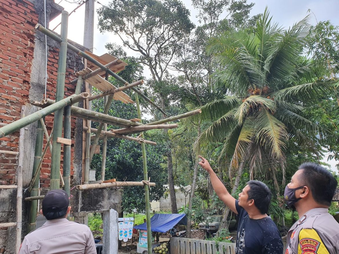 Polisi Datangi TKP Buruh Bangunan Yang Tersengat Arus Listrik