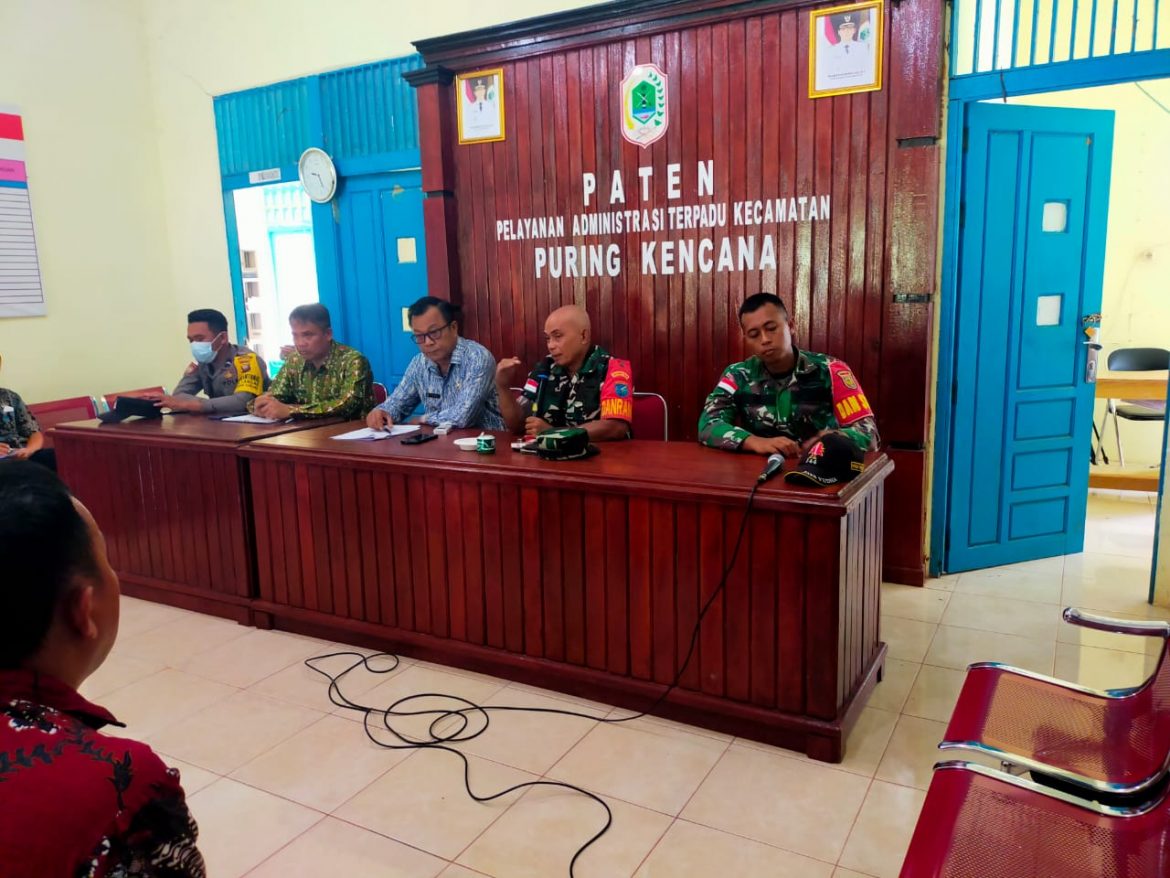 Sinergitas Anggota Satgas Yonif 144/JY Bersama Forkompimca Menghadiri Rapat di Balai Desa Perbatasan