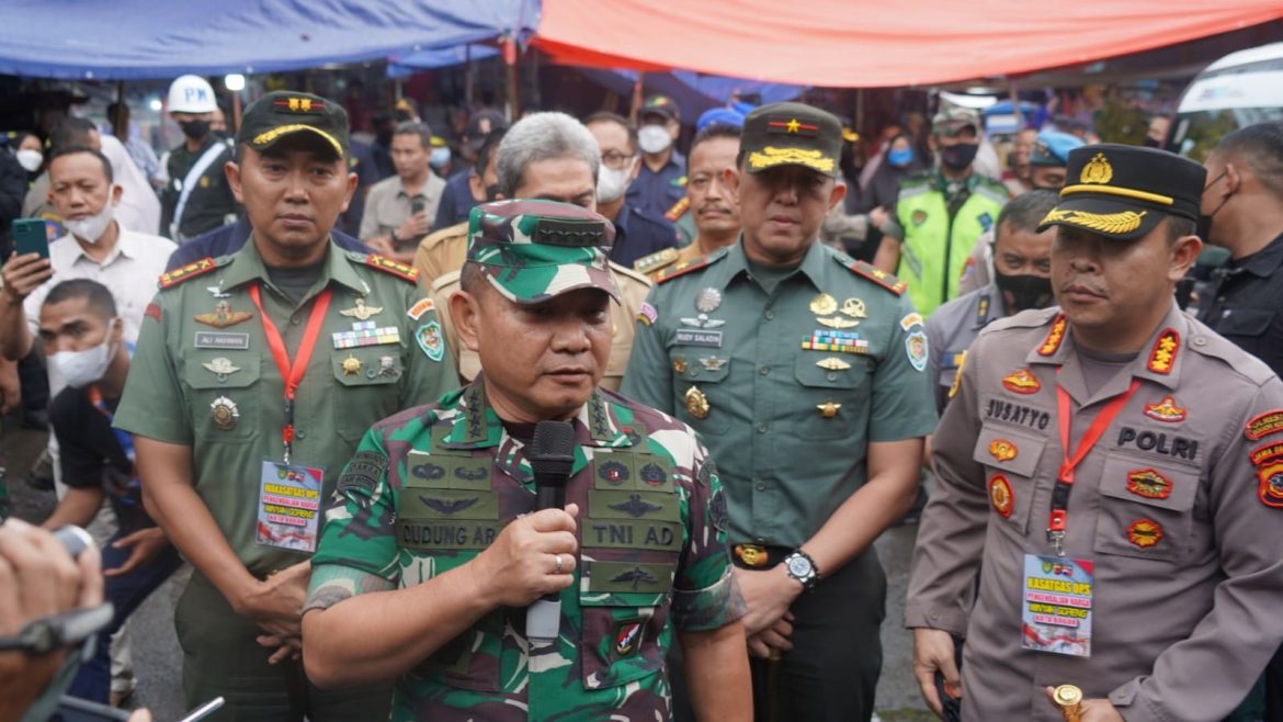 Danrem 061/SK Brigjen TNI Rudy Saladin M.A Dampingi KASAD Jendral TNI Dudung Abdurahman Laksanakan Pengecekan Satgas Penanganan Migor Di Kota Bogor