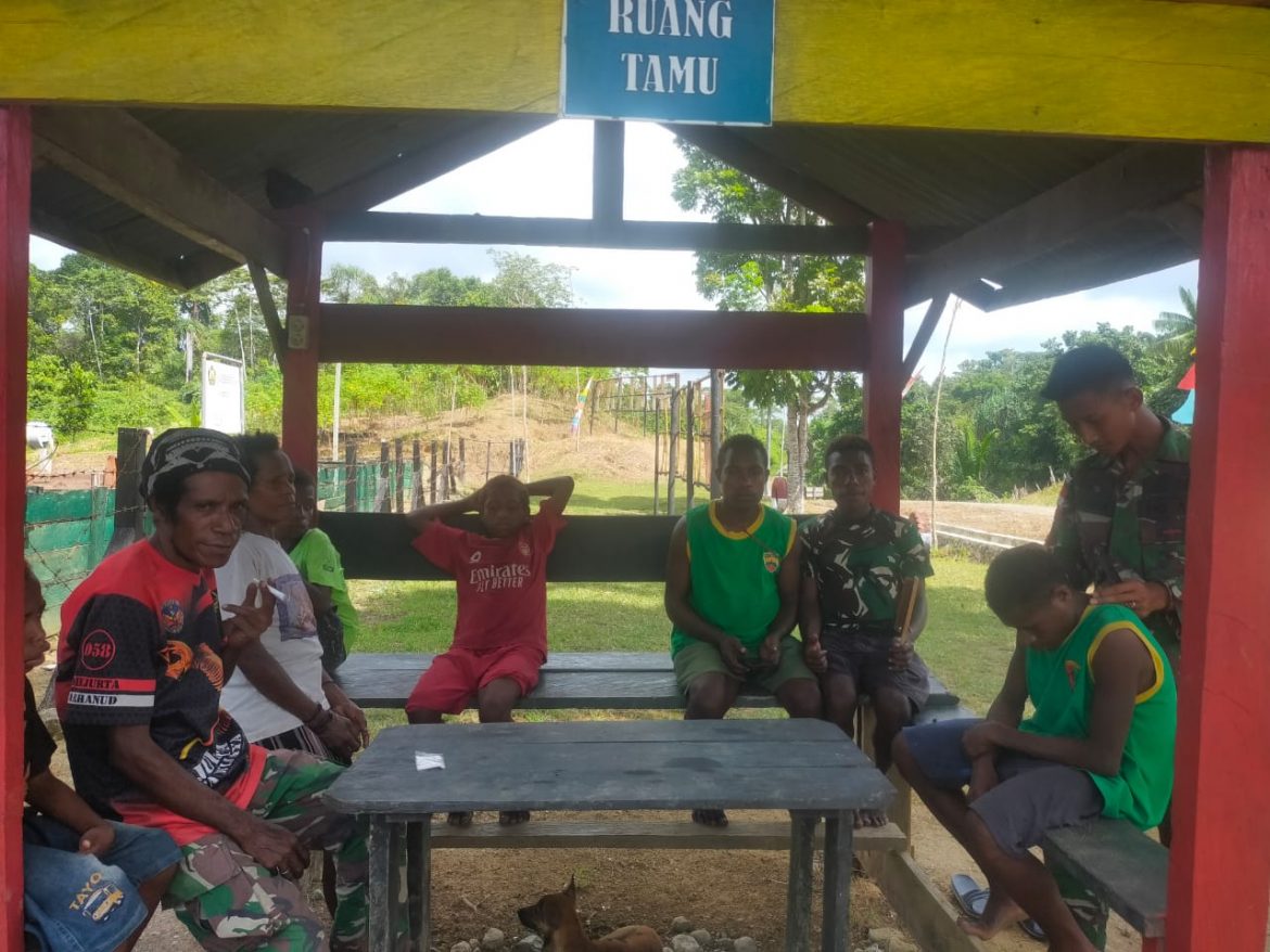 Saya Mau Pangkas Seperti Bapak TNI, Satgas Yonif 125/KC Cukur Rambut Anak – anak Perbatasan Papua