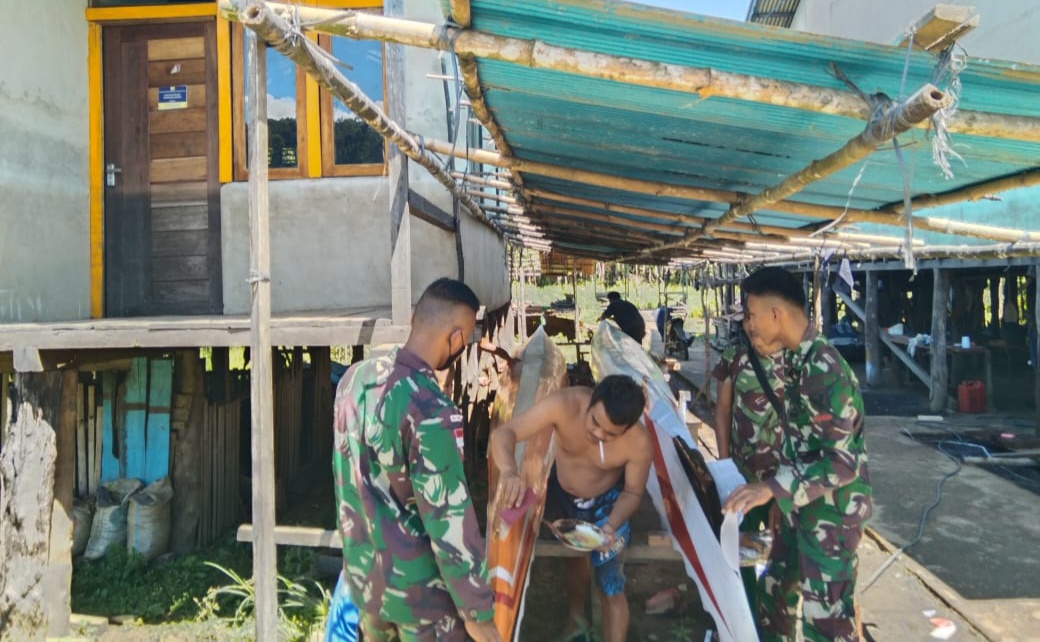 Anggota Satgas Yonif 144/JY Bantu Warga Pembuatan Perahu di Perbatasan