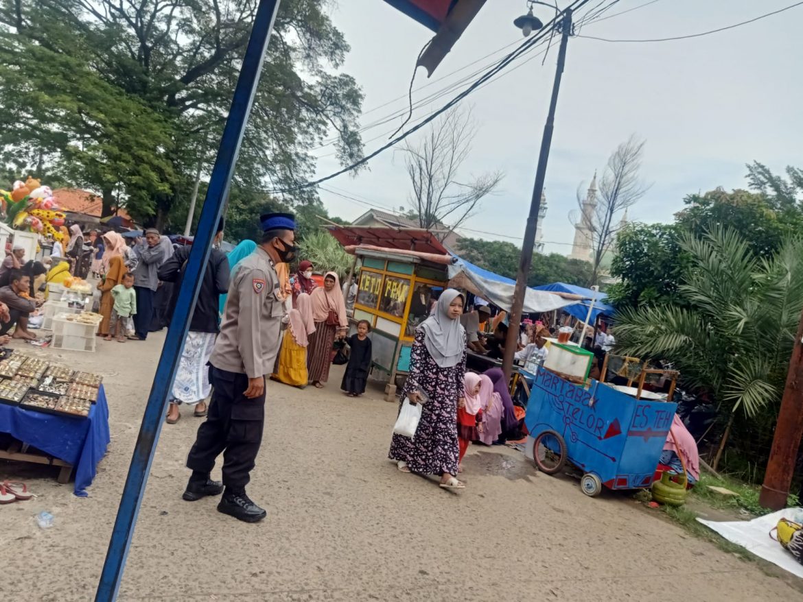 Bhabinkamtibmas Polsek Pasar Kemis AIptu Mashabi Pantau Kantong Parkir di Pengajian Al-Istiqlaliyyah Kp. Cilongok
