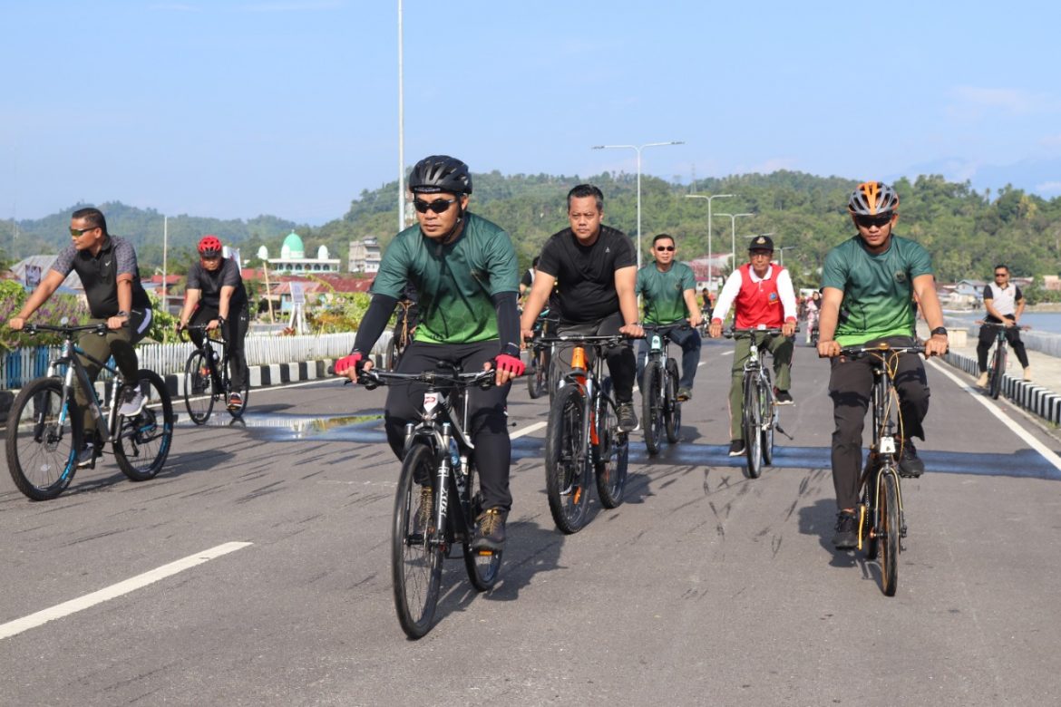 Olah Raga bersama Hari Bhayangkara ke-76 di Kab. Poso, perkuat sinergitas TNI Polri