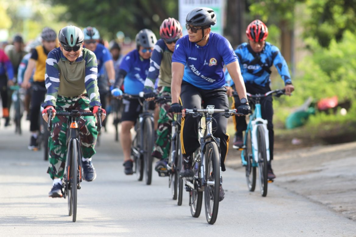 Ribuan peserta meriahkan Olah Raga bersama Hari Bhayangkara Ke-76 tahun 2022 di Polda Sulteng
