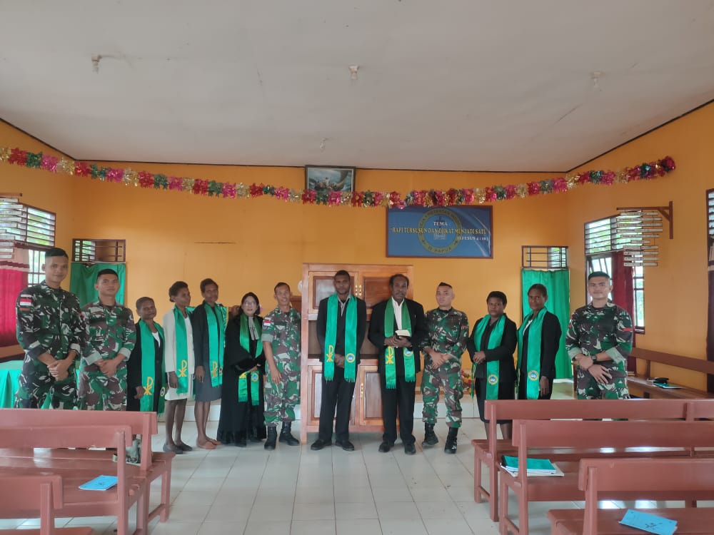 Jaga Toleransi Beragama, Satgas Pamtas Yonif 123/RW Serahkan Bantuan Lemari untuk Gereja Perbatasan
