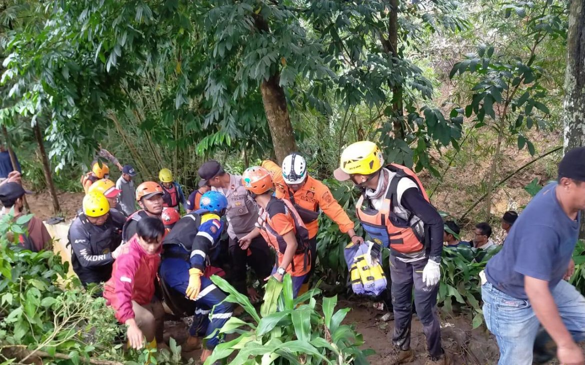 Tim SAR Gabungan Temukan Jenazah Korban Kecelakaan Bus Masuk Jurang Di Rajapolah