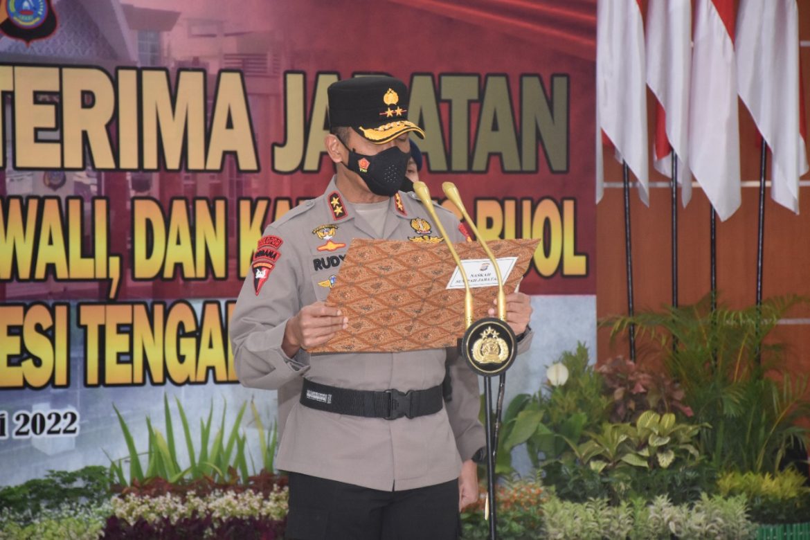 Kapolda Sulteng Pimpin Sertijab Dirbinmas dan Dua Kapolres