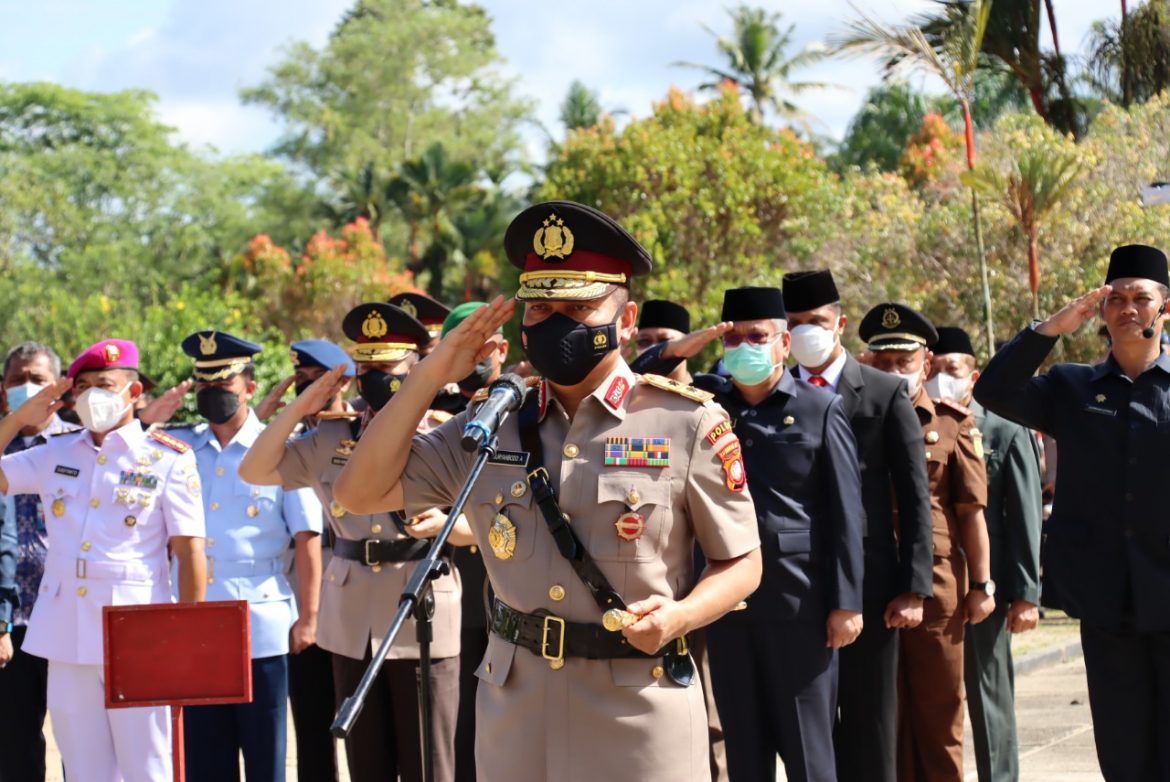 Dalam Rangka Hari Berkabung Daerah Kapolda Kalbar Pimpin Langsung Upacara