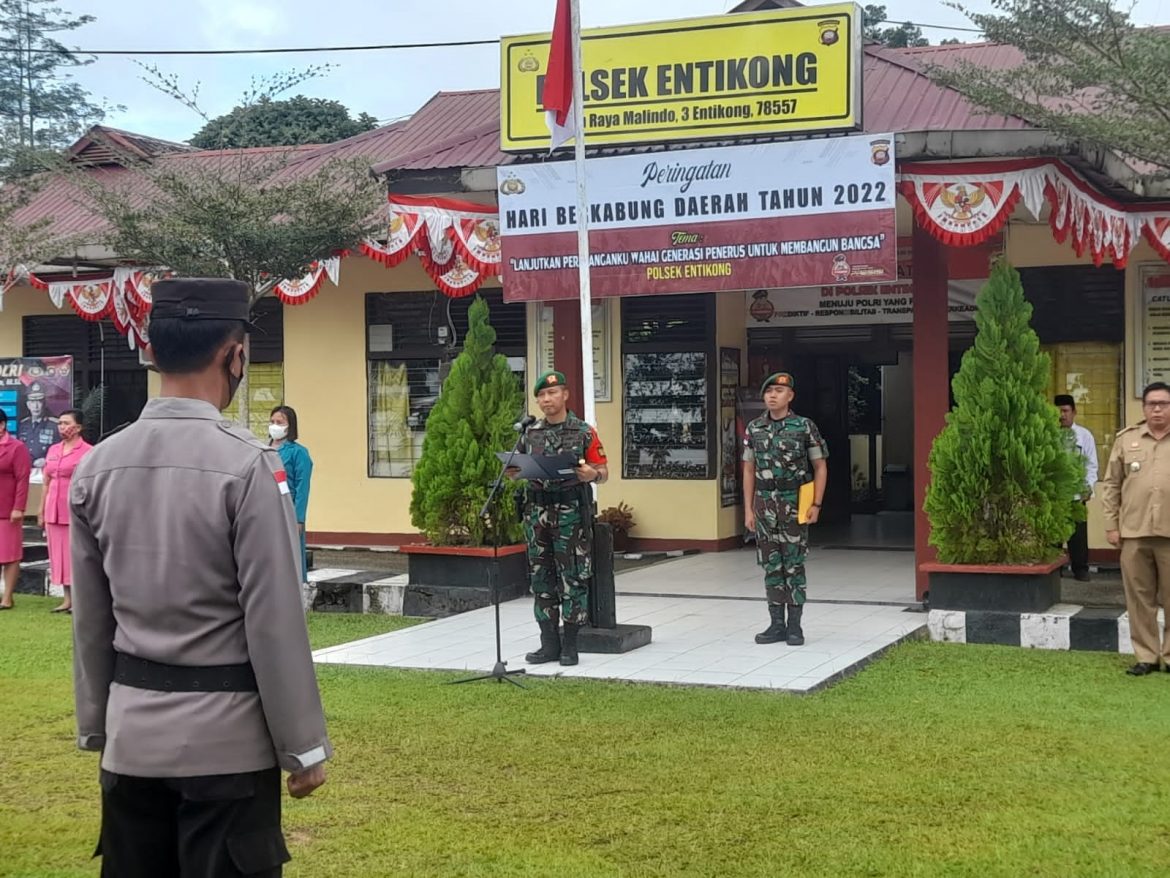 Dansatgas Pamtas Yonif 645/Gty Pimpin Upacara Peringatan Hari Berkabung Daerah Kalbar di Lapangan Mapolsek Entikong