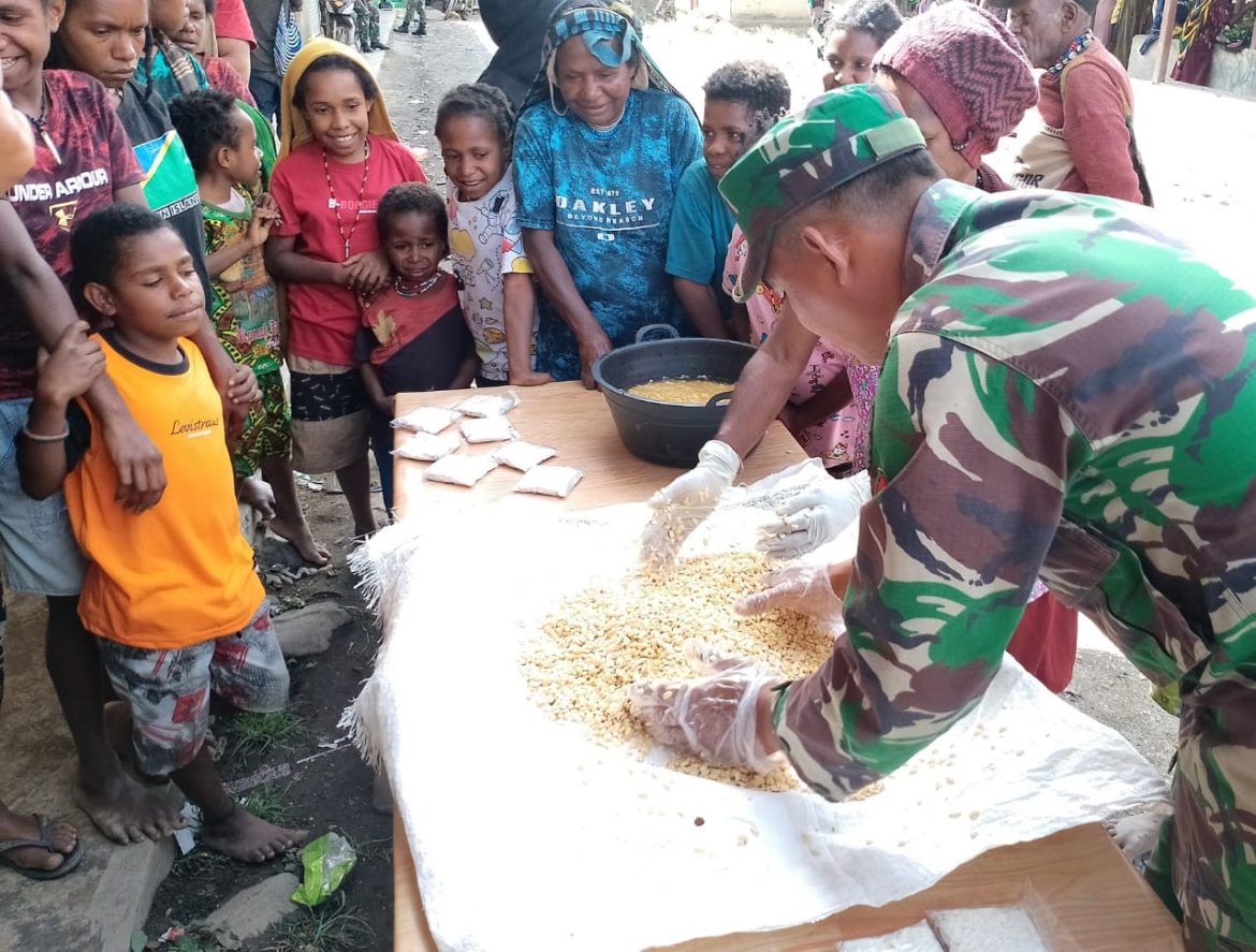 Binter Di Daerah Operasi: Satgas Satuan Organik Yonif Raider 301/PKS Berikan Bimbingan Pengolahan Bahan Makanan