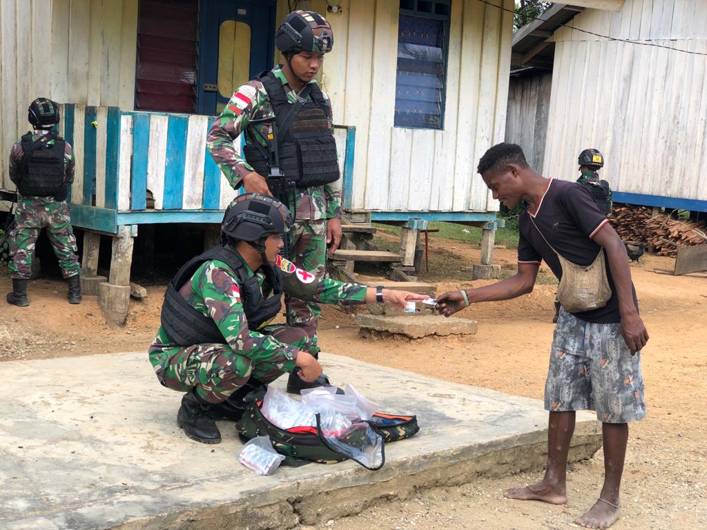 JAGA KESEHATAN MASYARAKAT PERBATASAN PAPUA, SATGAS PAMTAS YONIF 126/KC BERIKAN PENGOBATAN KELILING KAMPUNG