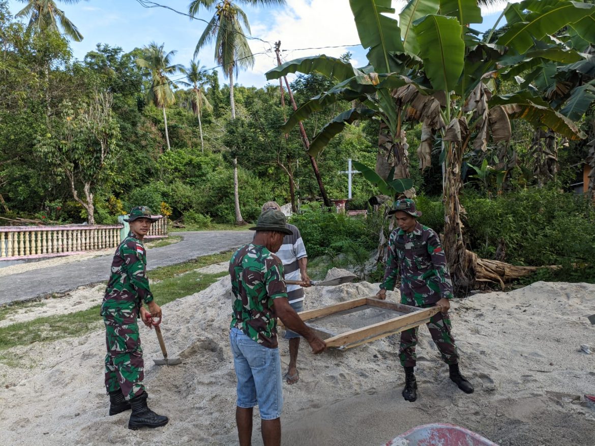 Tingkatkan Toleransi Dalam Beragama, Anggota Satgas Kodim Maluku Yonarhanud 11/WBY Membantu Membangun Gereja di Negeri Porto