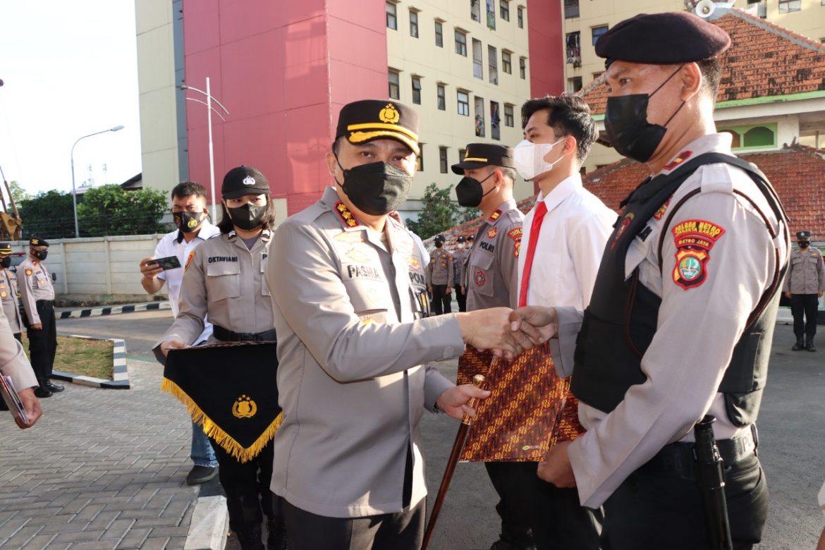 Polres Metro Jakarta Barat Memberikan Reward Kepada 80 Anggota Polres Dan Polsek Yang Berprestasi
