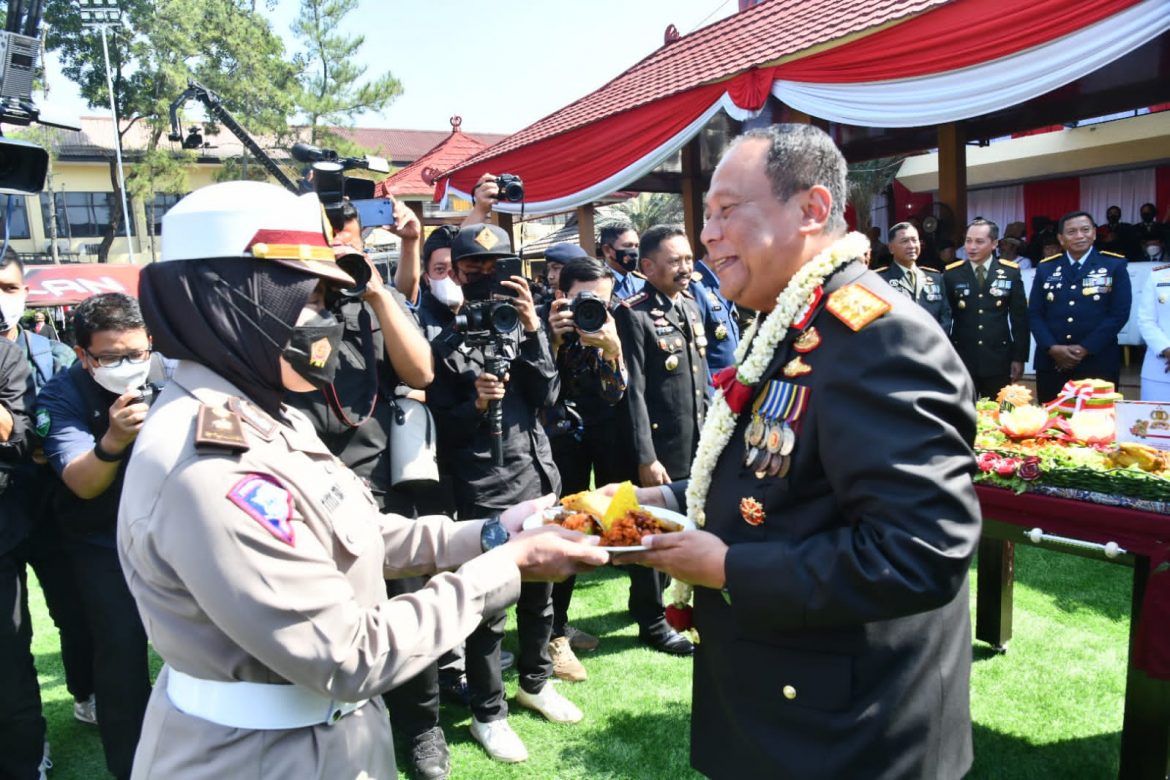 Kapolda Jabar Pimpin Upacara Dan Syukuran Hari Bhayangkara Ke 76