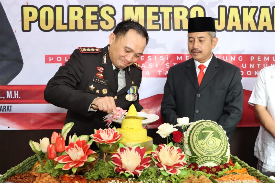 Kapolres Metro Jakarta Barat Kombes Pol Pasma Royce Bersama Forum Komunikasi Pimpinan kota (Forkopimko) Melaksanakan Upacara Hari Bhayangkara ke 76 Secara Virtual Zoom