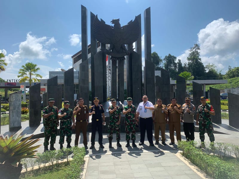 Satgas Pamtas RI-Malaysia Yonif 645/Gty Menerima Kunjungan Kerja Tim Pengumpul Data Staf Ahli Panglima TNI Bidang Hubungan Internasional di Makotis Entikong