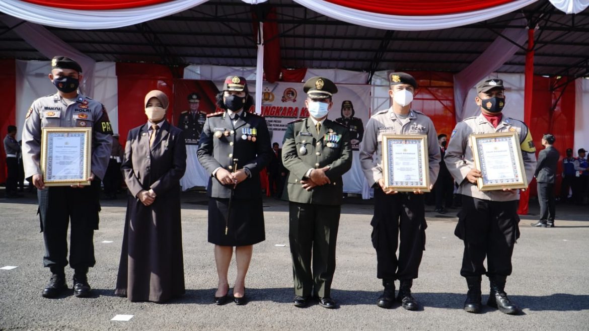 Sukses dalam Meningkatkan Perekonomian, Personel Polres Banjar Mendapat Penghargaan