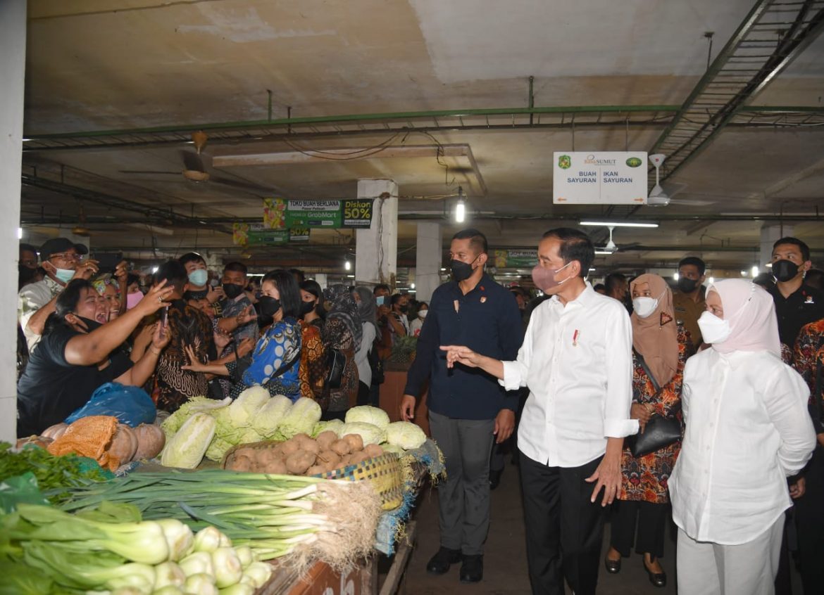 Saat Presiden dan Ibu Iriana Bagikan Bansos dan Belanja Buah di Pasar Petisah