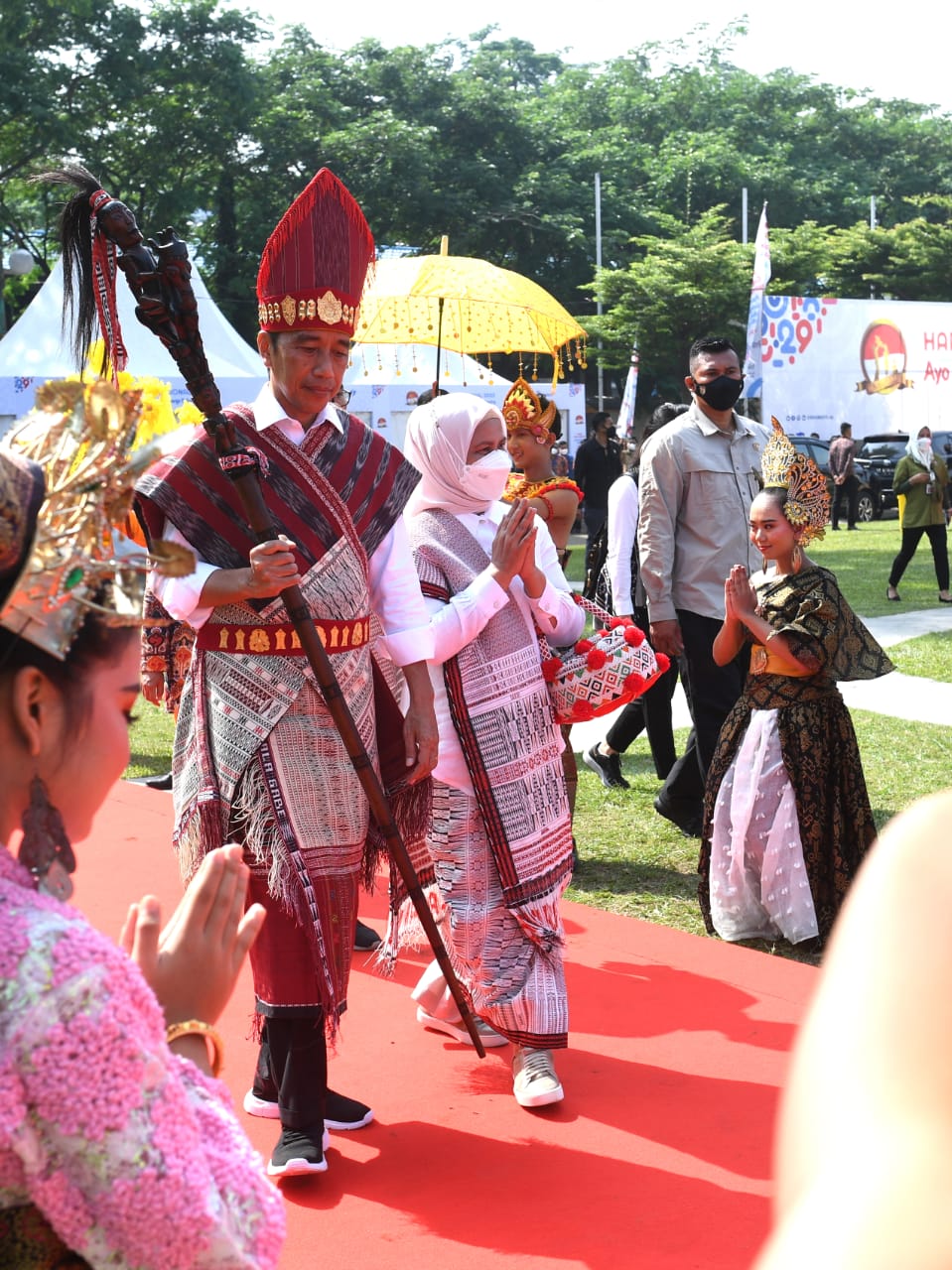 Tiba di Lapangan Merdeka, Presiden dan Ibu Iriana Disambut Tradisi Adat Batak Toba