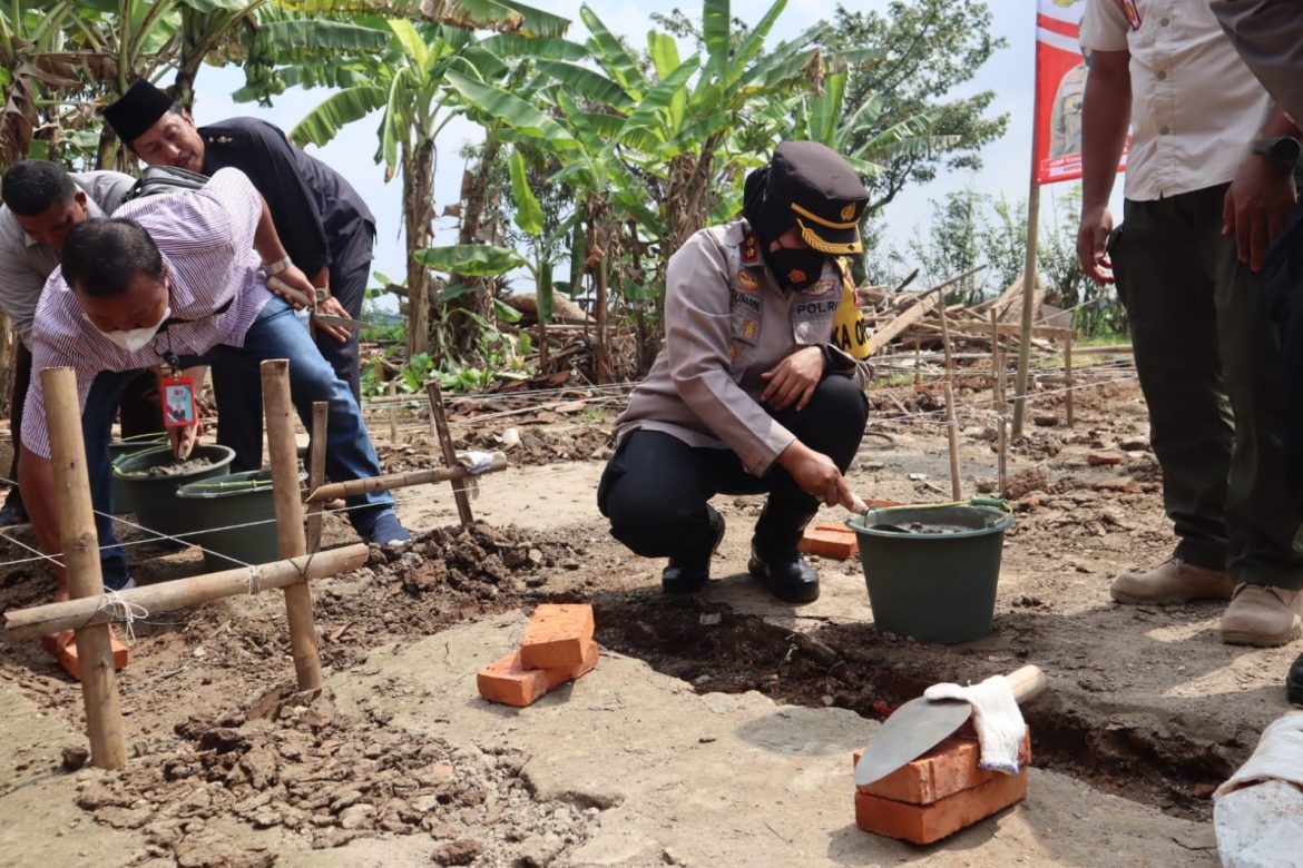 Melalui Giat Bakti Sosial Kapolres Bedah Rumah Milik Eson Di Desa Jatiragas Kecamatan Patokbesi