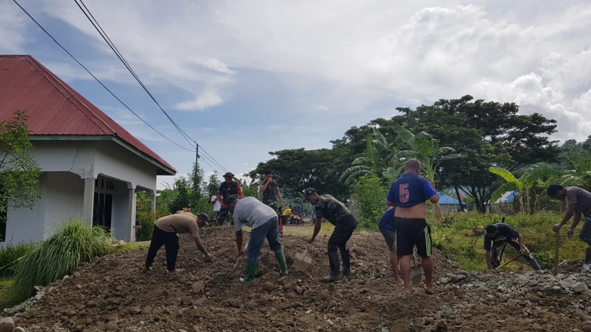 Aksi Gotong Royong Memperbaiki Jalan di Negeri Lima – Maluku Tengah