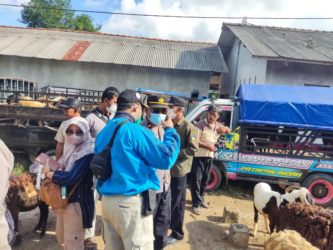 Peternak Hewan Sapi dan Kambing, Personil Polres Ciamis Sosialisasi  Bahaya PMK dan Pentingnya Dilakukan Vaksin