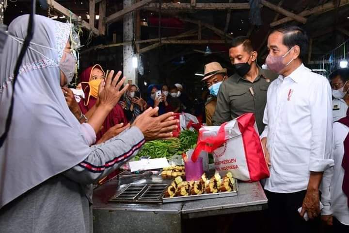 Presiden Serahkan Bansos untuk Pacu Pertumbuhan Ekonomi dan Jaga Daya Beli Masyarakat