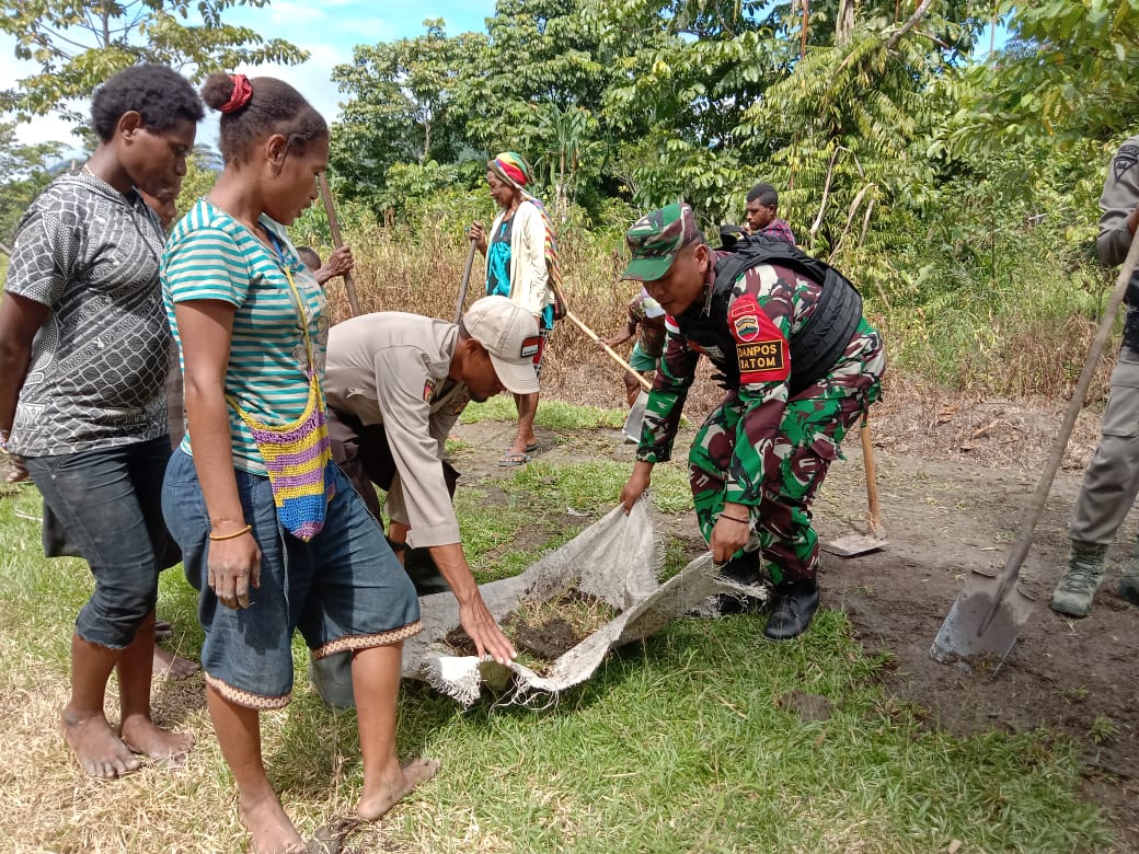 Wujud Kebersamaan Dengan Masyarakat Papua, Satgas Yonif 126/KC Bersama Masyarakat Laksanakan Pembersihan Lingkungan