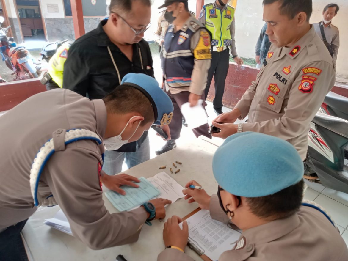Kapolsek Rancasari Cek Langsung Senpi Dinas Anggota Dan Ingatkan Hati-Hati Dalam Penggunaan