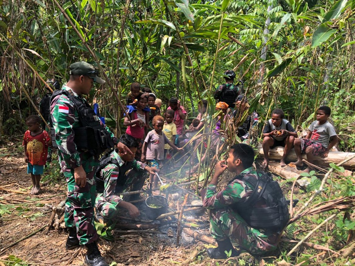 Membaur dan Bersinergi dengan Masyarakat Papua di Perbatasan, Satgas Yonif 126/KC Olah Sagu Menjadi Papeda