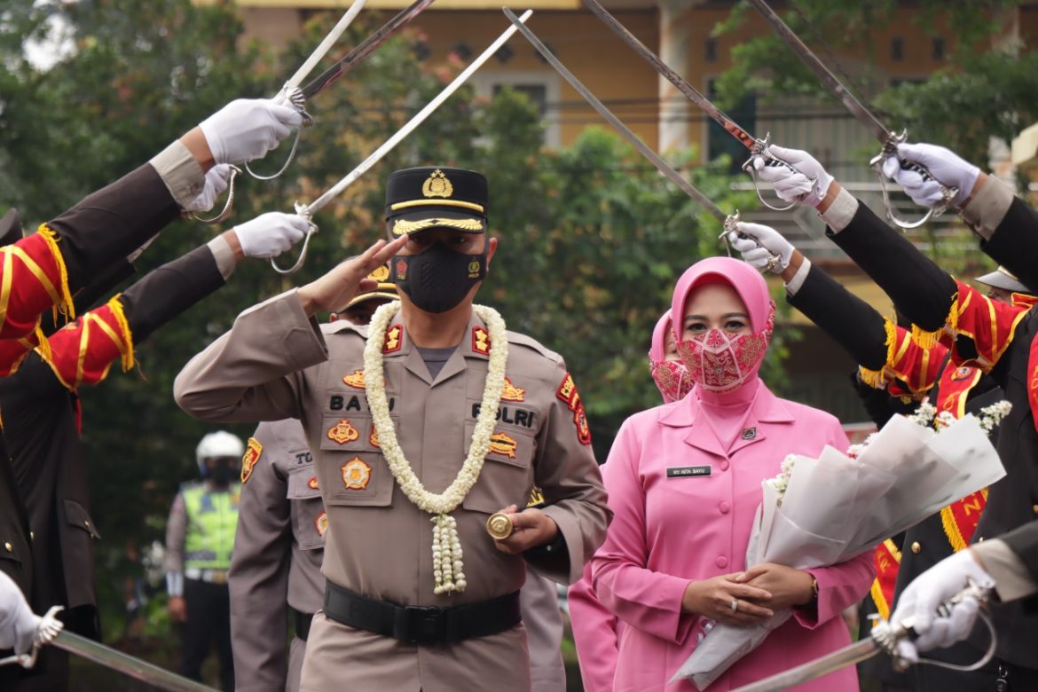 Tradisi Pedang Pora Sambut Kapolres Banjar yang Baru
