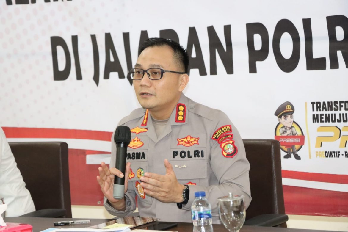 Kapolres Metro Jakarta Barat Kombes Pol Pasma Royce Memberikan Arahan dan Pembekalan Kepada Para Bhabinkamtibmas Dijajarannya