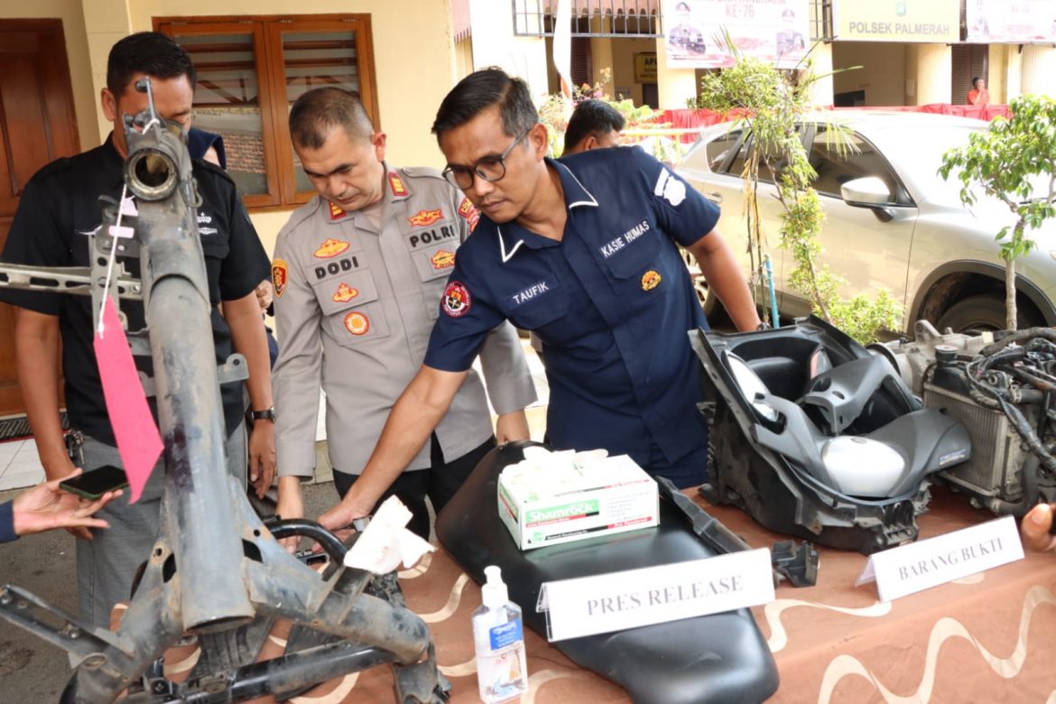 Seorang Pelaku Pencurian Sepeda Motor Dan 2 (dua) Orang Penadah Diamankan Polsek Palmerah Jakarta Barat