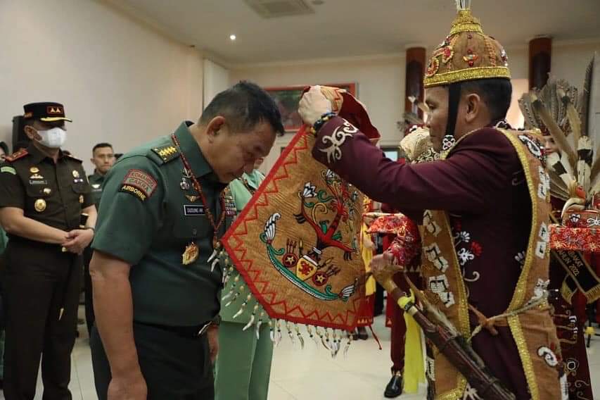 Kasad Dianugerahi Gelar Adat tertinggi Suku Dayak Mantir Hai Penambahan