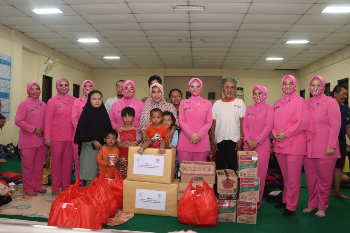 Peduli Pengungsi Banjir di Ciledug, Bhayangkari Cabang Polrestro Tangerang Kota Salurkan Bantuan