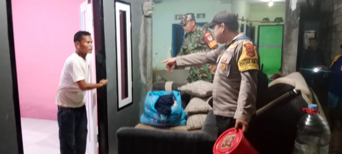Polisi Lakukan Pengecekan TKP Banjir Akibat Hujan Dengan Intensitas Tinggi Di Bogor