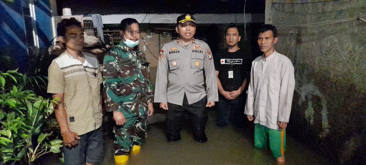 Polri Peduli Bencana Banjir, Polsek kembangan Jakarta Barat Menyalurkan Bantuan kepada Warganya Yang Terdampak Banjir