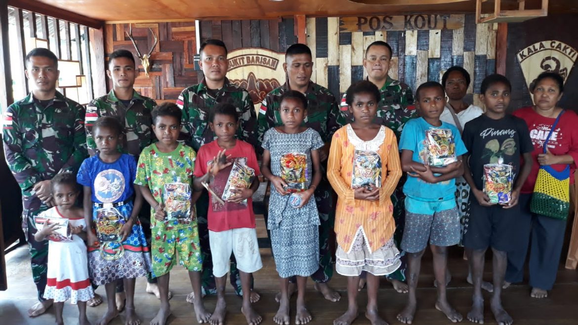 KEBAHAGIAAN ANAK-ANAK DI PERBATASAN PAPUA MENERIMA BINGKISAN DARI SATGAS YONIF 126/KC