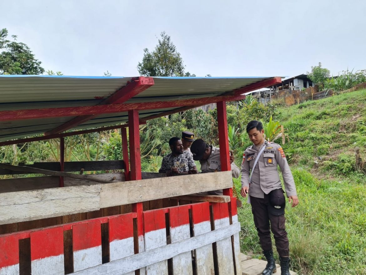 Tingkatkan program Kasuari Satgasres Binmas Ops Damai Cartenz Cek Ternak Babi Milik Selfeter Uropka